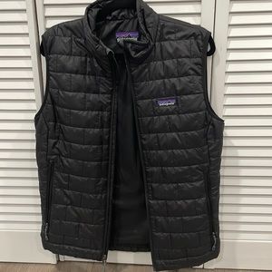 Patagonia Men’s light weight Puffer vest size Small.